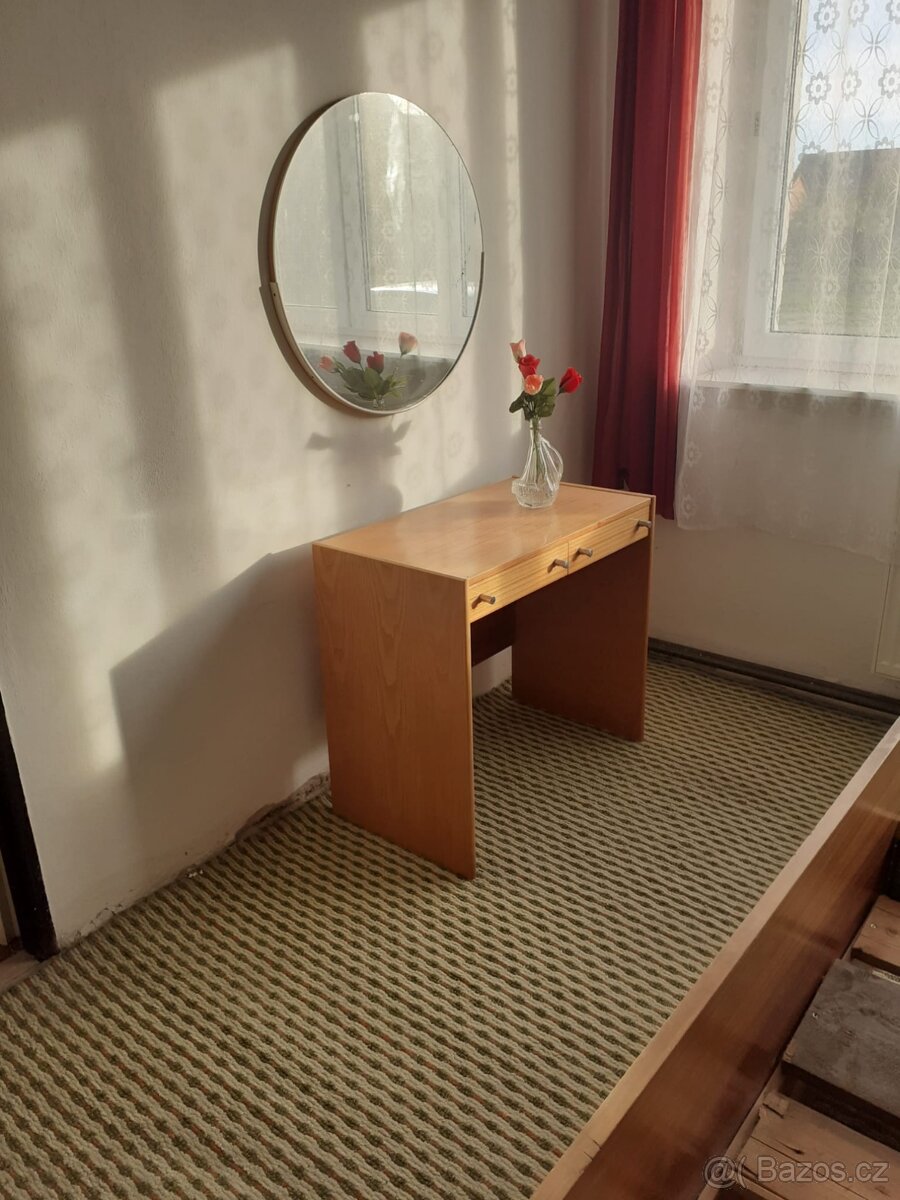 Postel s čelem a další nábytek - 3