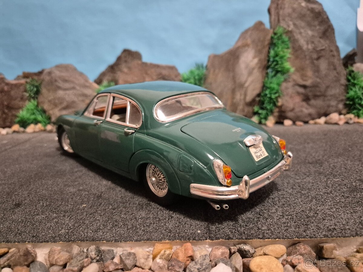 Prodám model 1:18 Jaguar Mark 2 - 3