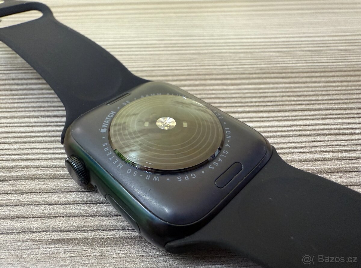 Apple Watch SE 2022 44mm černé, pěkný stav - 3