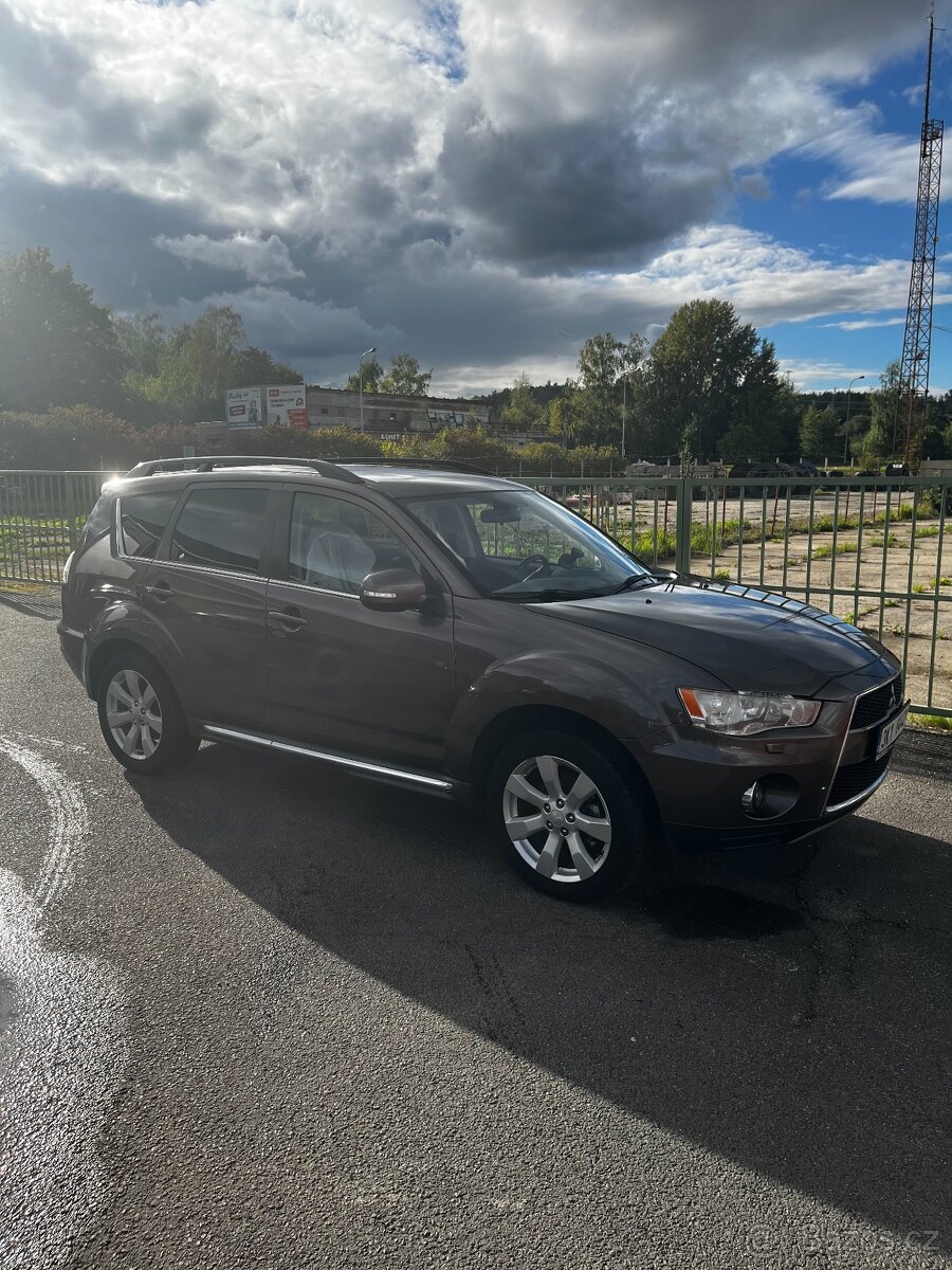Mitsubishi Outlander 4x4 rv 2011 2.2 DI-D, Automat, 7-místný - 3