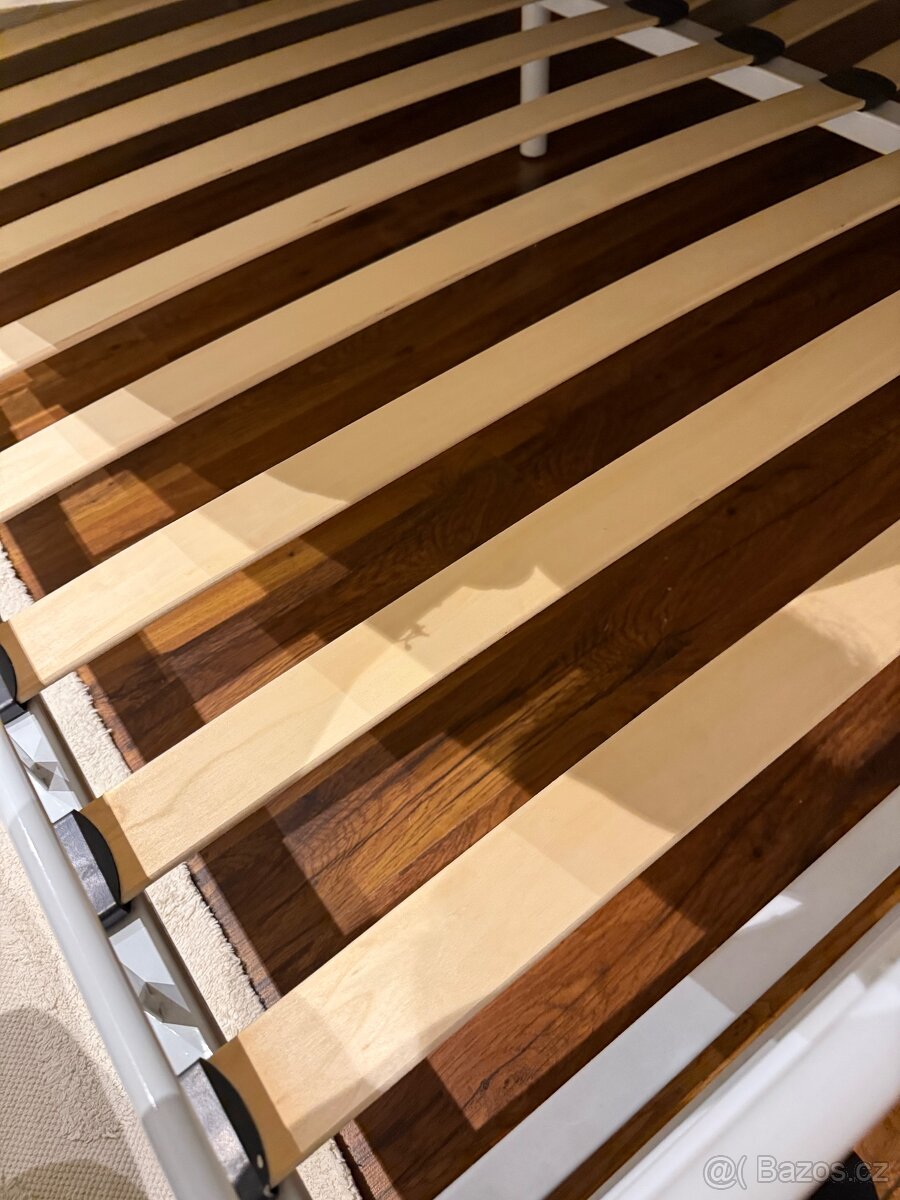 Bila kovova postel neposkozena - 3