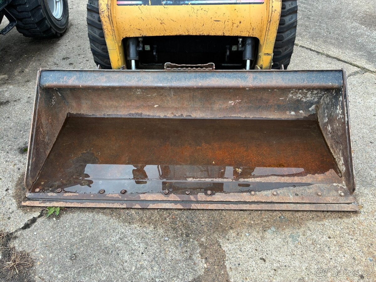 Smykový nakladač CAT 242B - 3