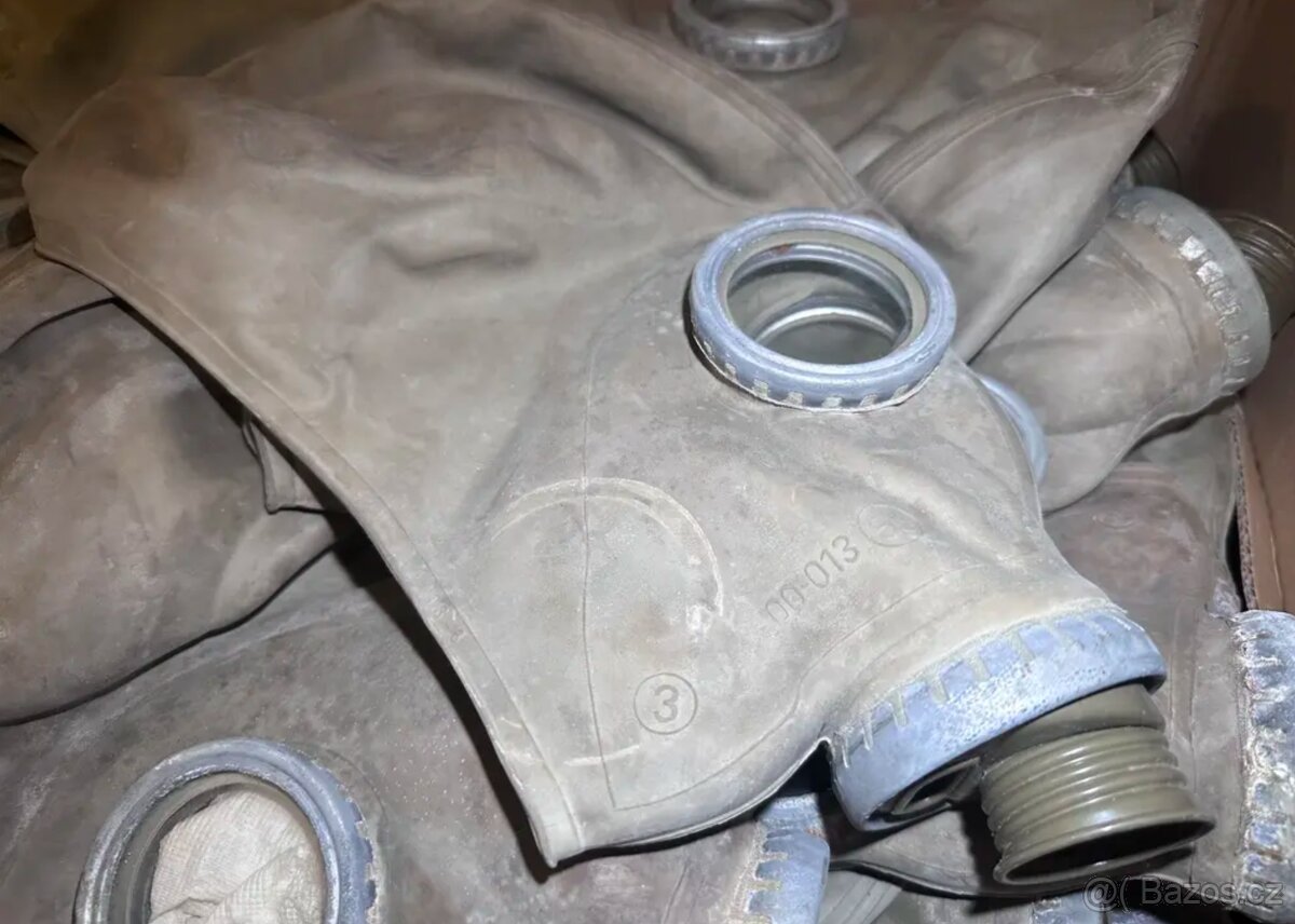 Sada starých plynových masek (100ks) - 3