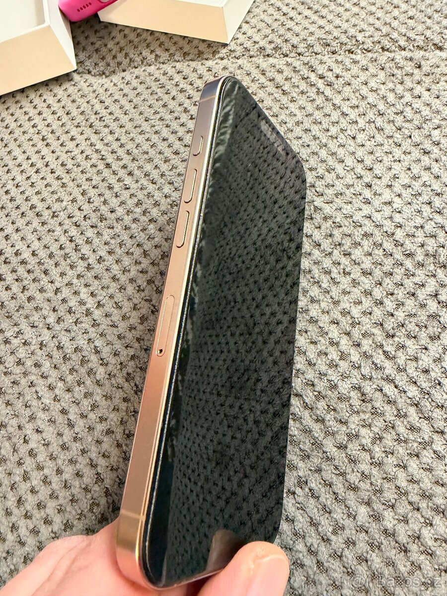 Prodám iPhone 16 Pro, 256 GB ve velmi pěkném stavu. Telefon - 3