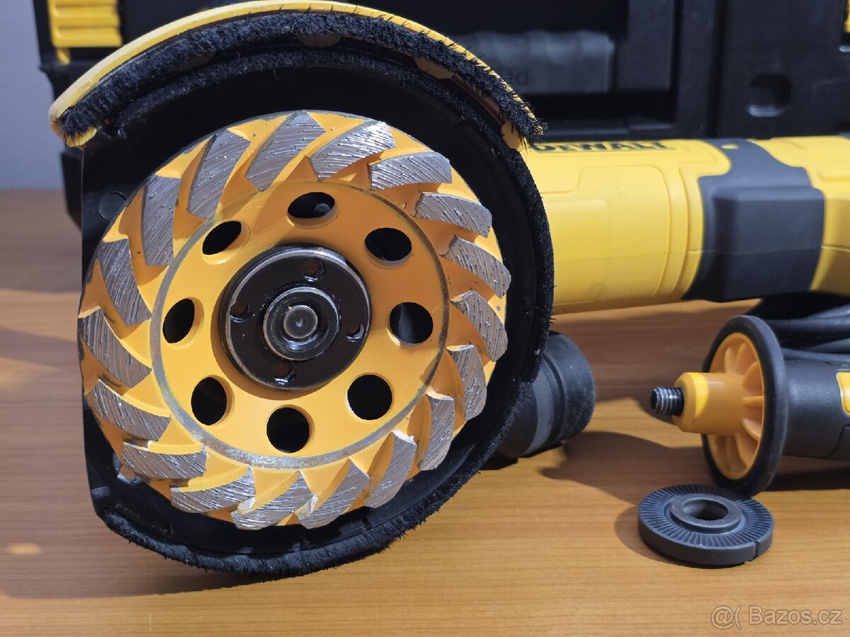DEWALT Úhlová bruska DWE4257 - 3