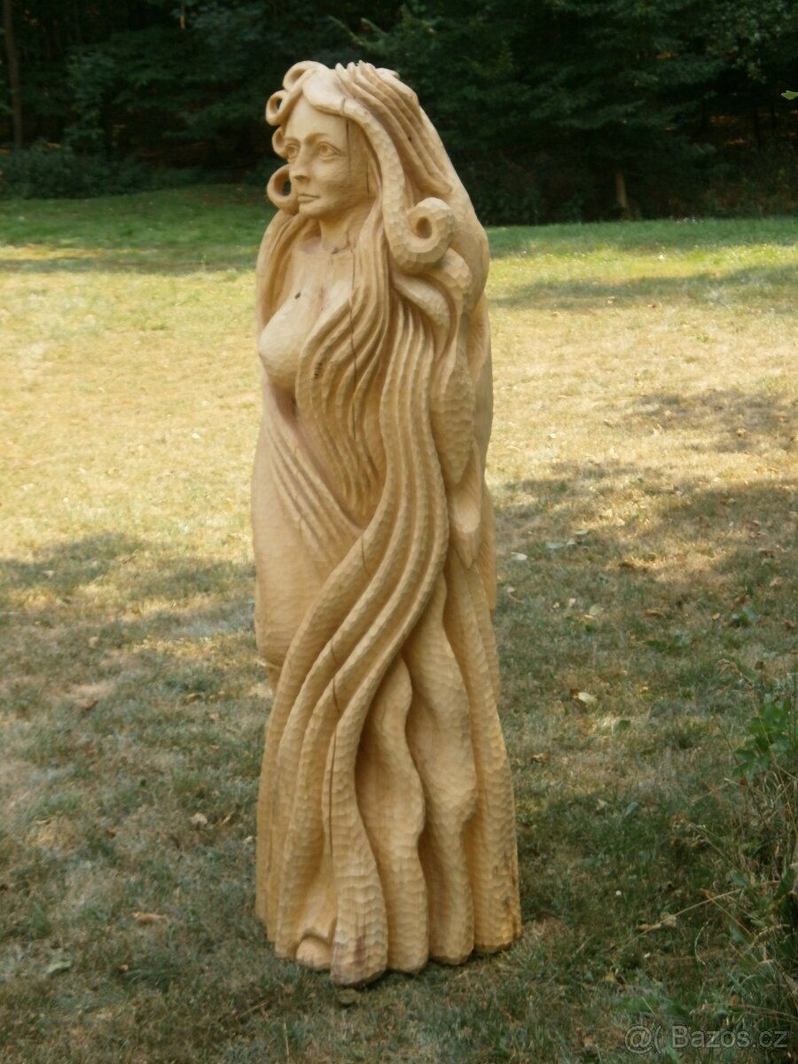 Dřevěná socha ženy v zamyšlení - 3