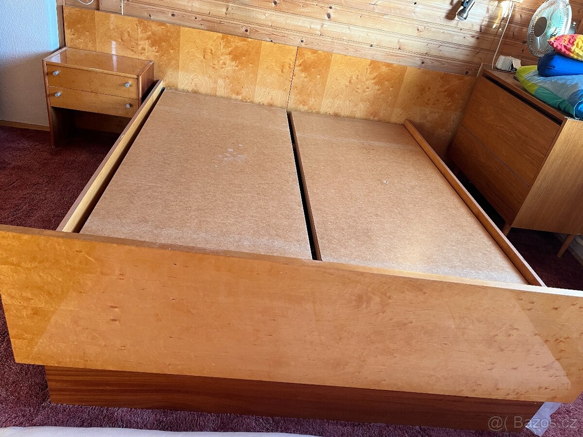 stará ložnice(postel,noční stolek,4x skříň) - 3