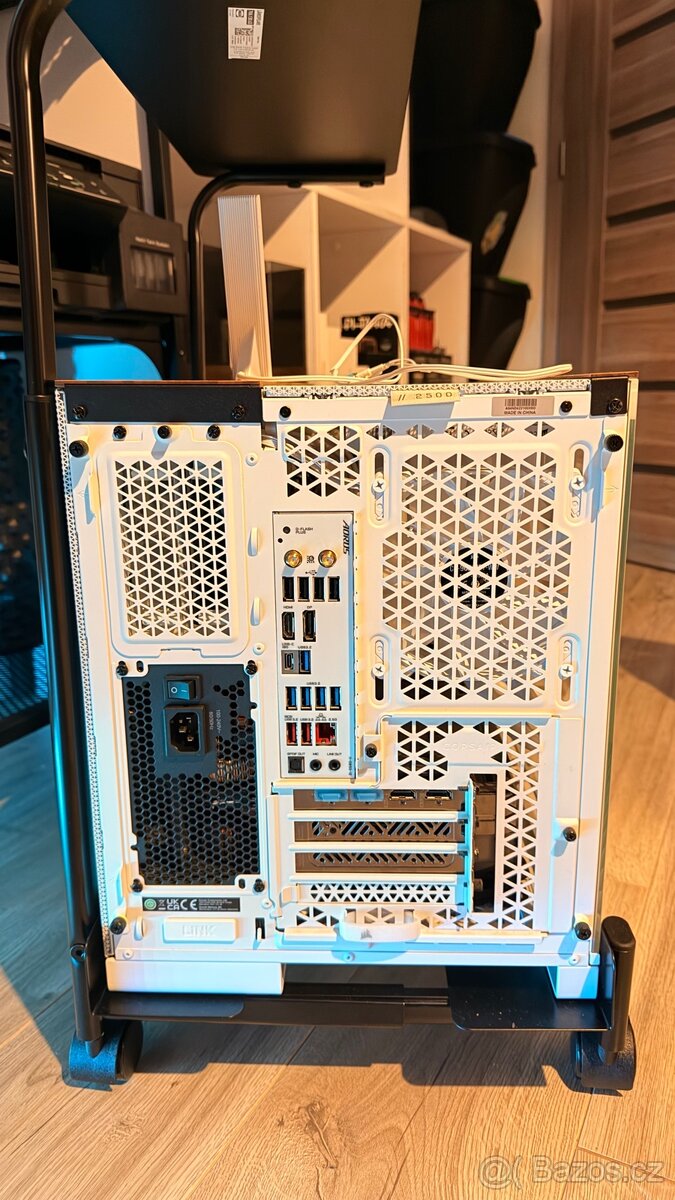 PC case Corsair, RGB větráky a základní deska - 3