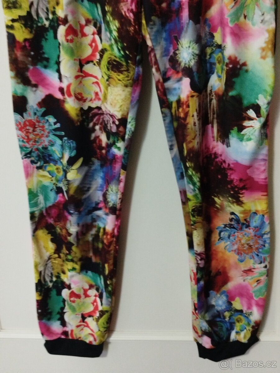 Pohodlné kalhoty s kytickama - 3