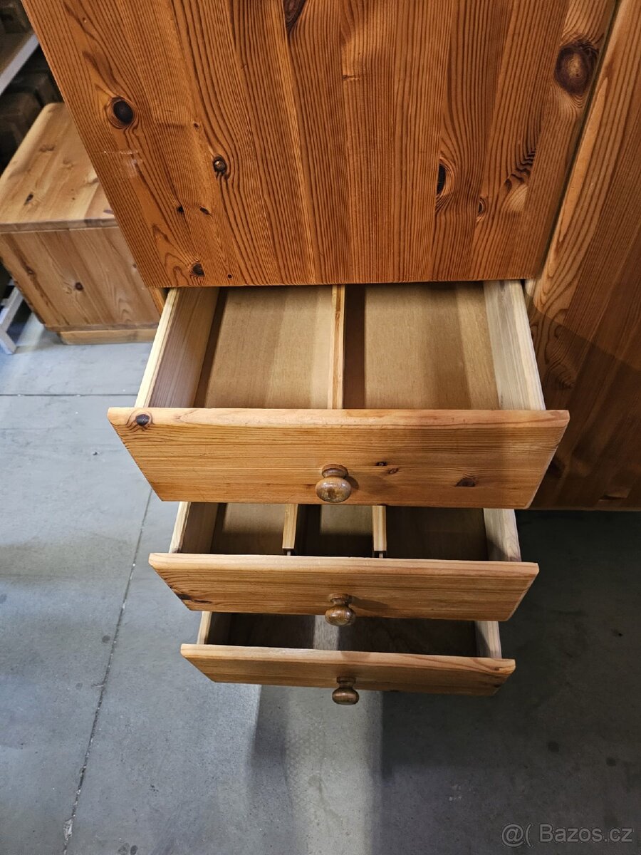 MASIVNÍ ŠATNÍ SKŘÍŇ - 3