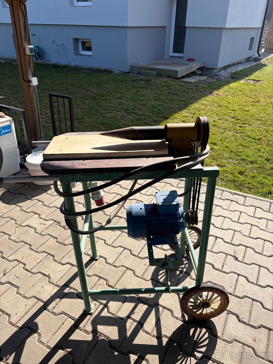 Kuzelova stipacka na drevo - 3