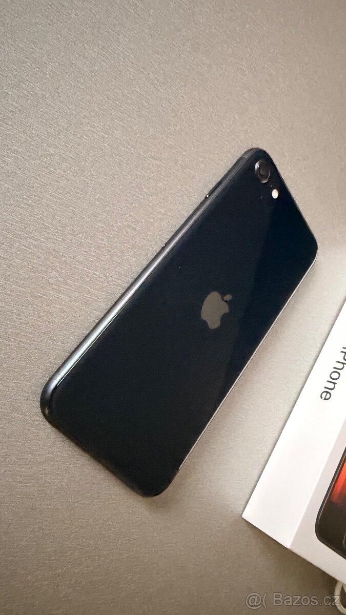 Apple iPhone SE 2022 3.generace Midnight - 3
