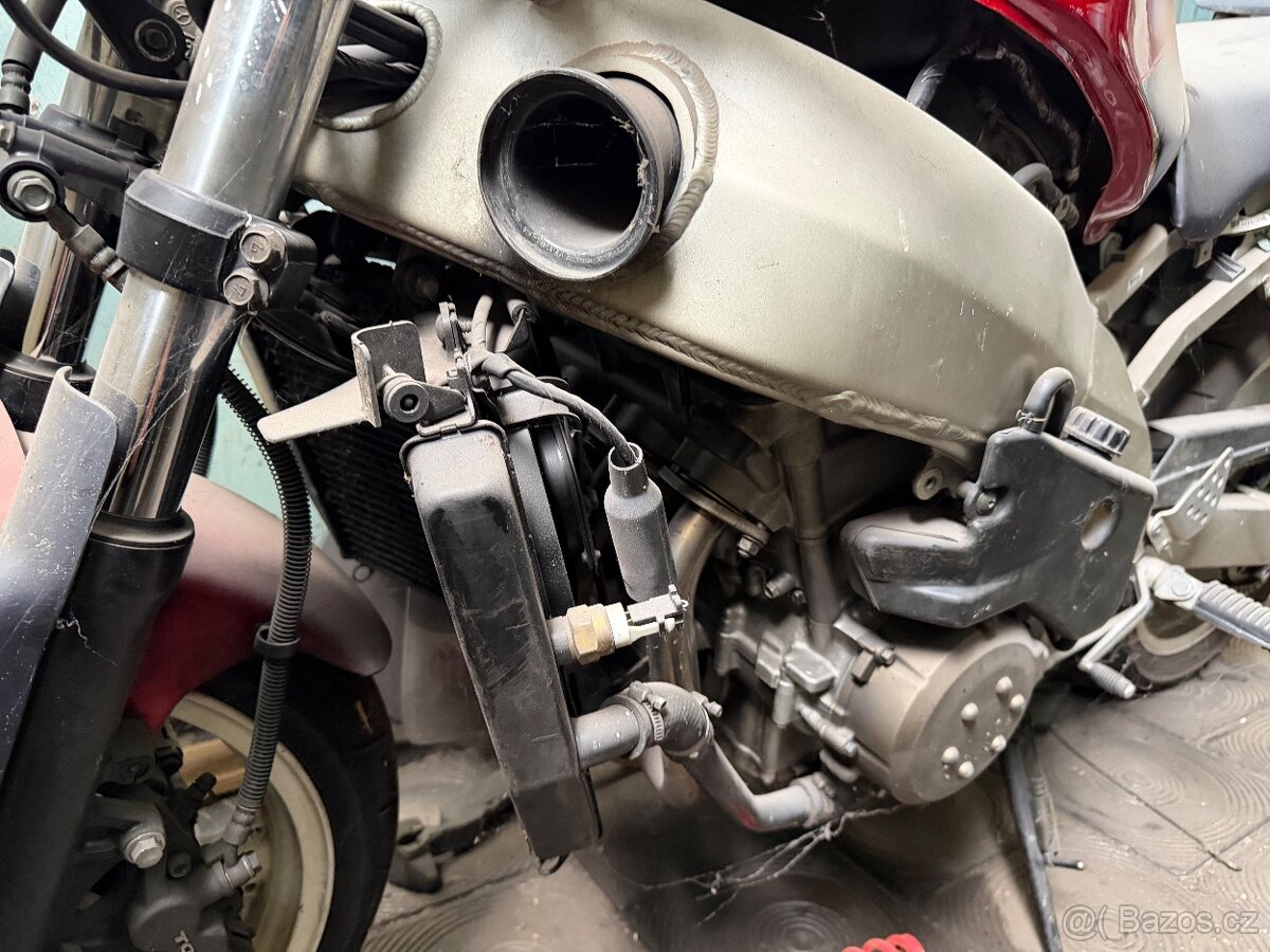 Kawasaki ZX9R - 3