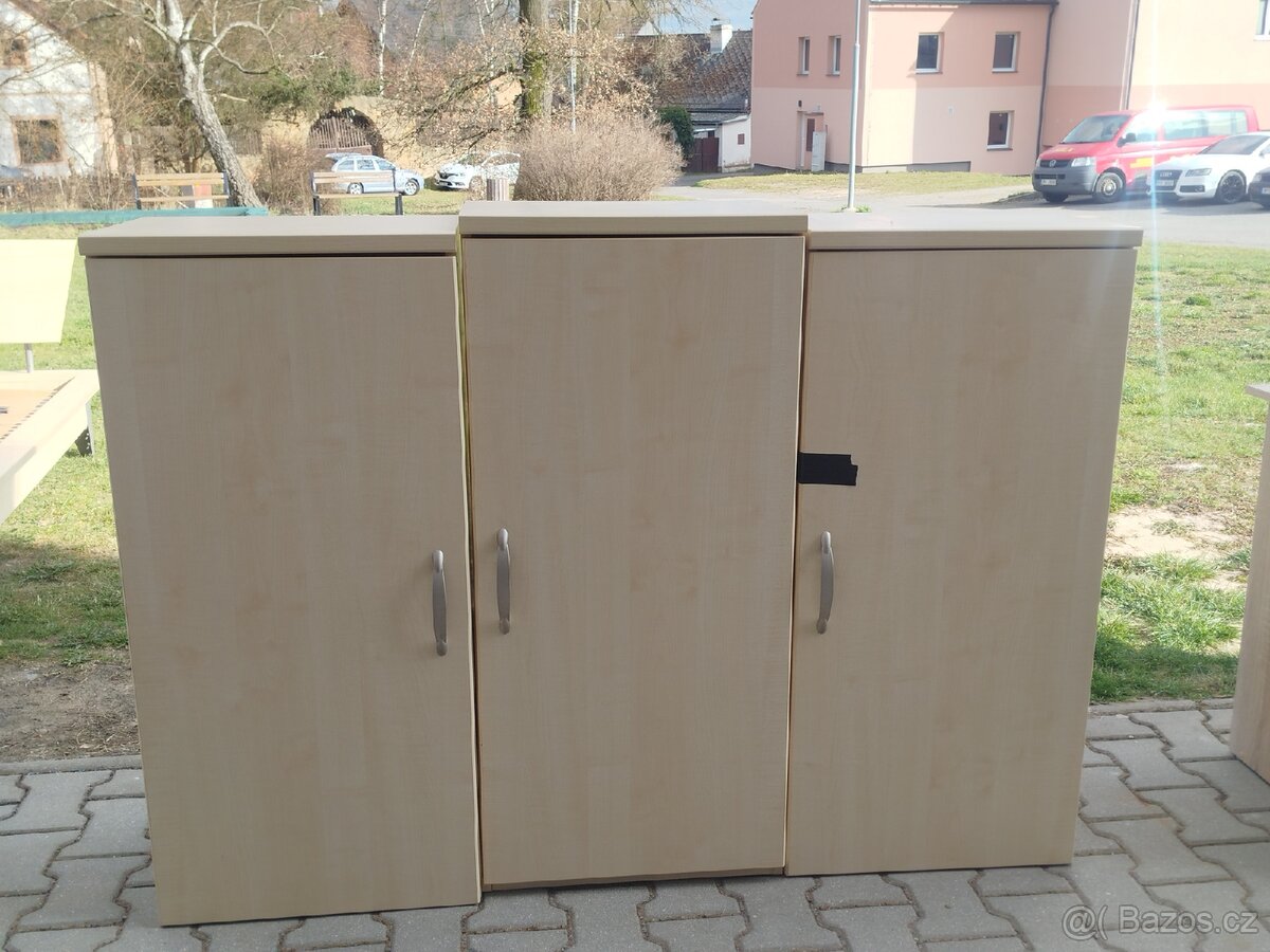 Postel, skříňky, stůl - 3