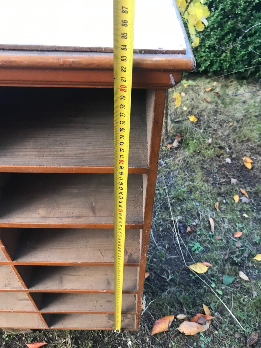 Masivní regálová skříň - 3