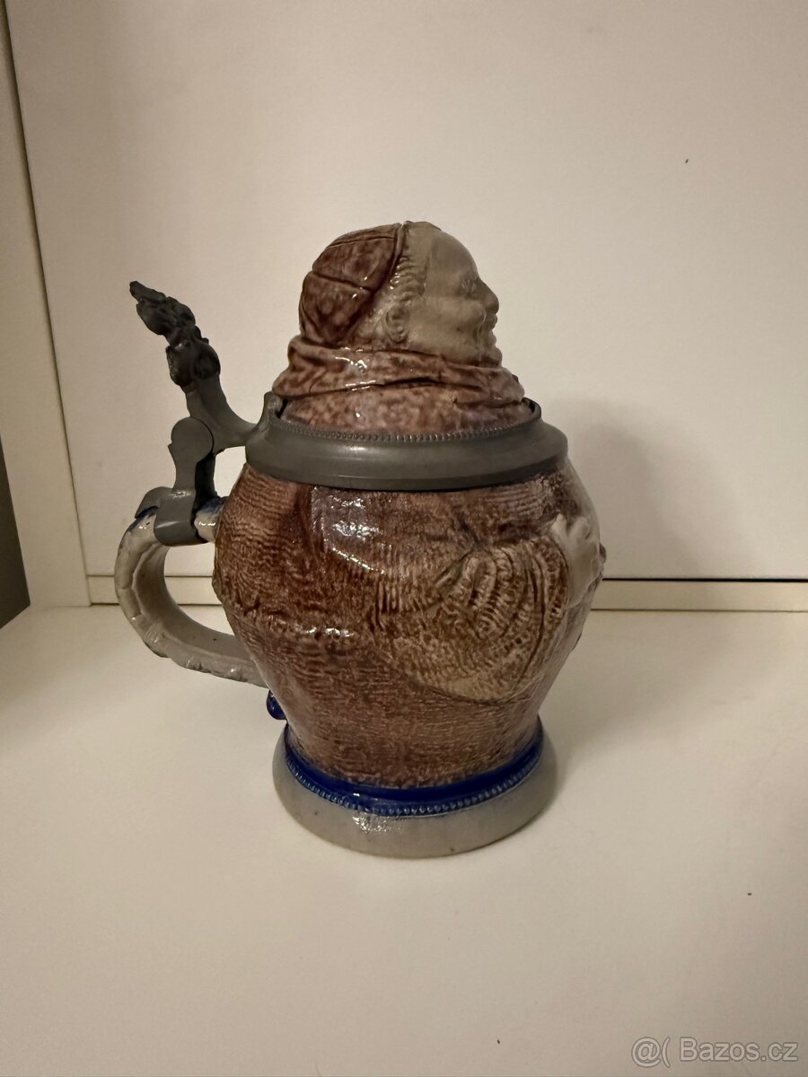 Starožitný Figurální korbel s motivem mnicha r. 1880 - 3