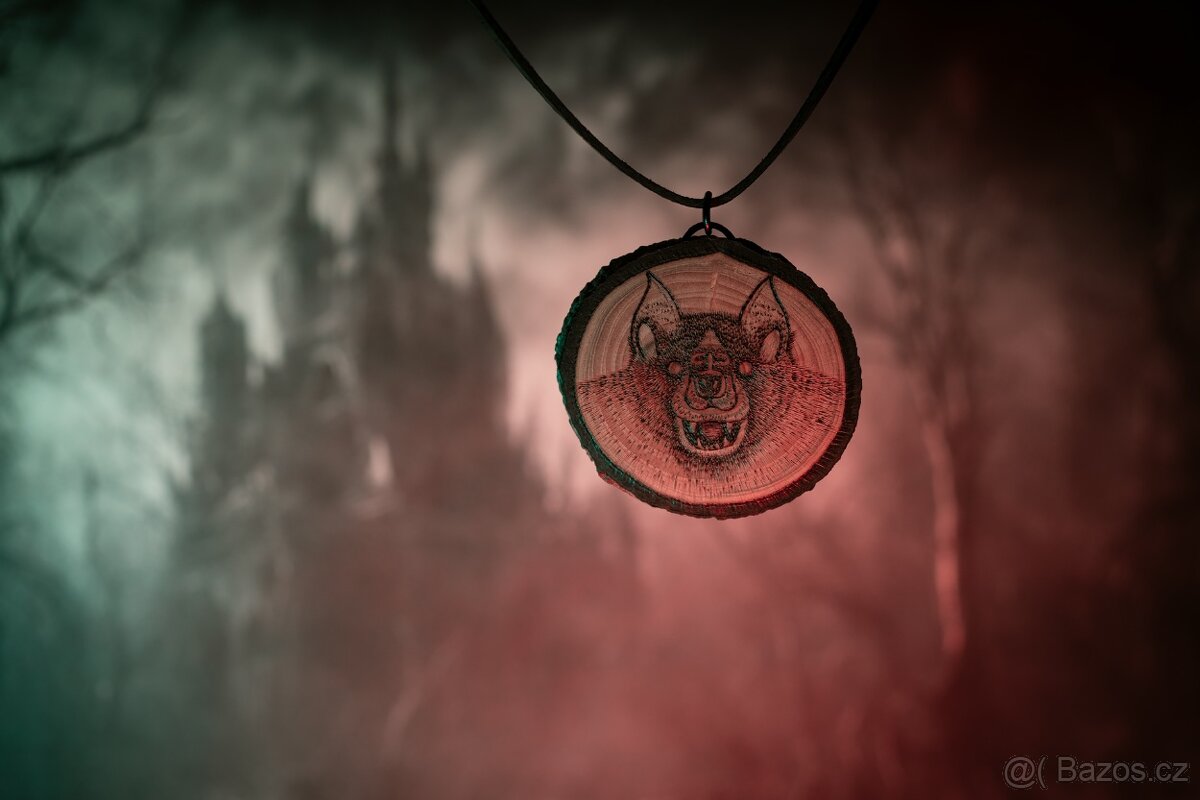 Vampýr - jabloňový řez s pyrografií - 3