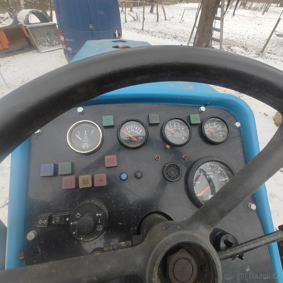 Traktor tovární MF 4x4 - 3