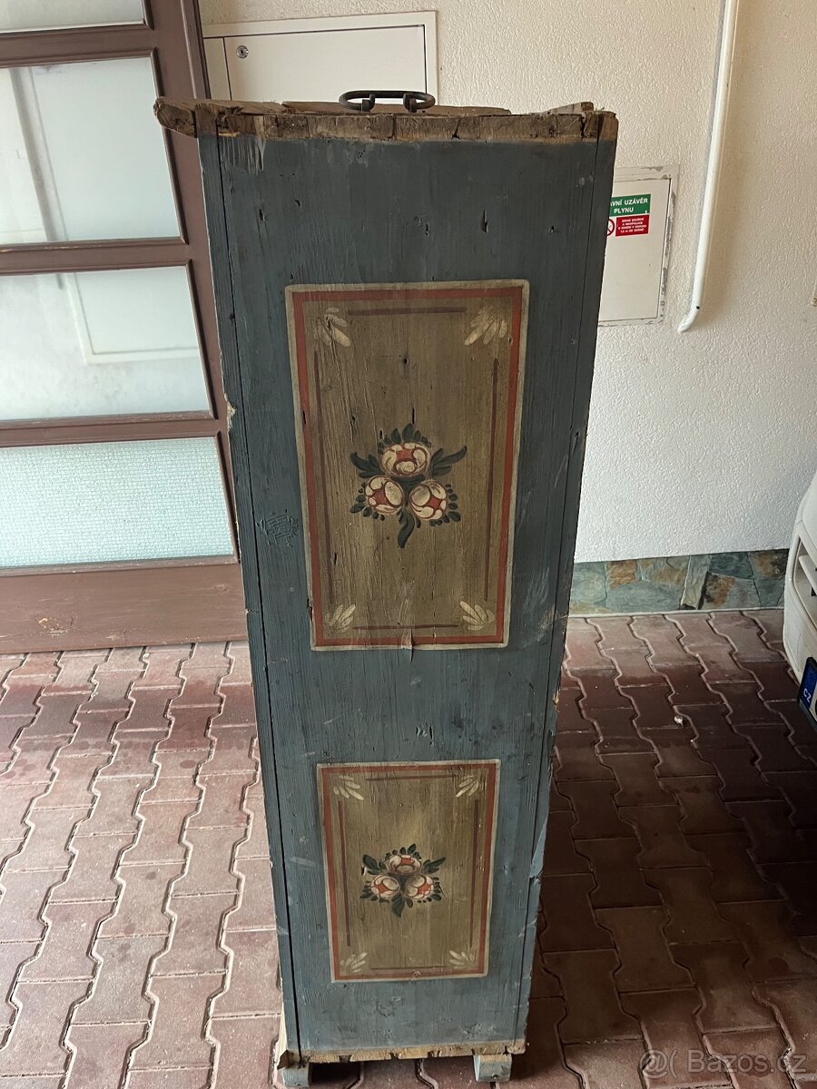 Stará malovaná skříň - 3
