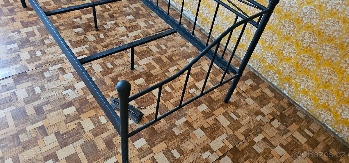 Postel černá kovová - 3