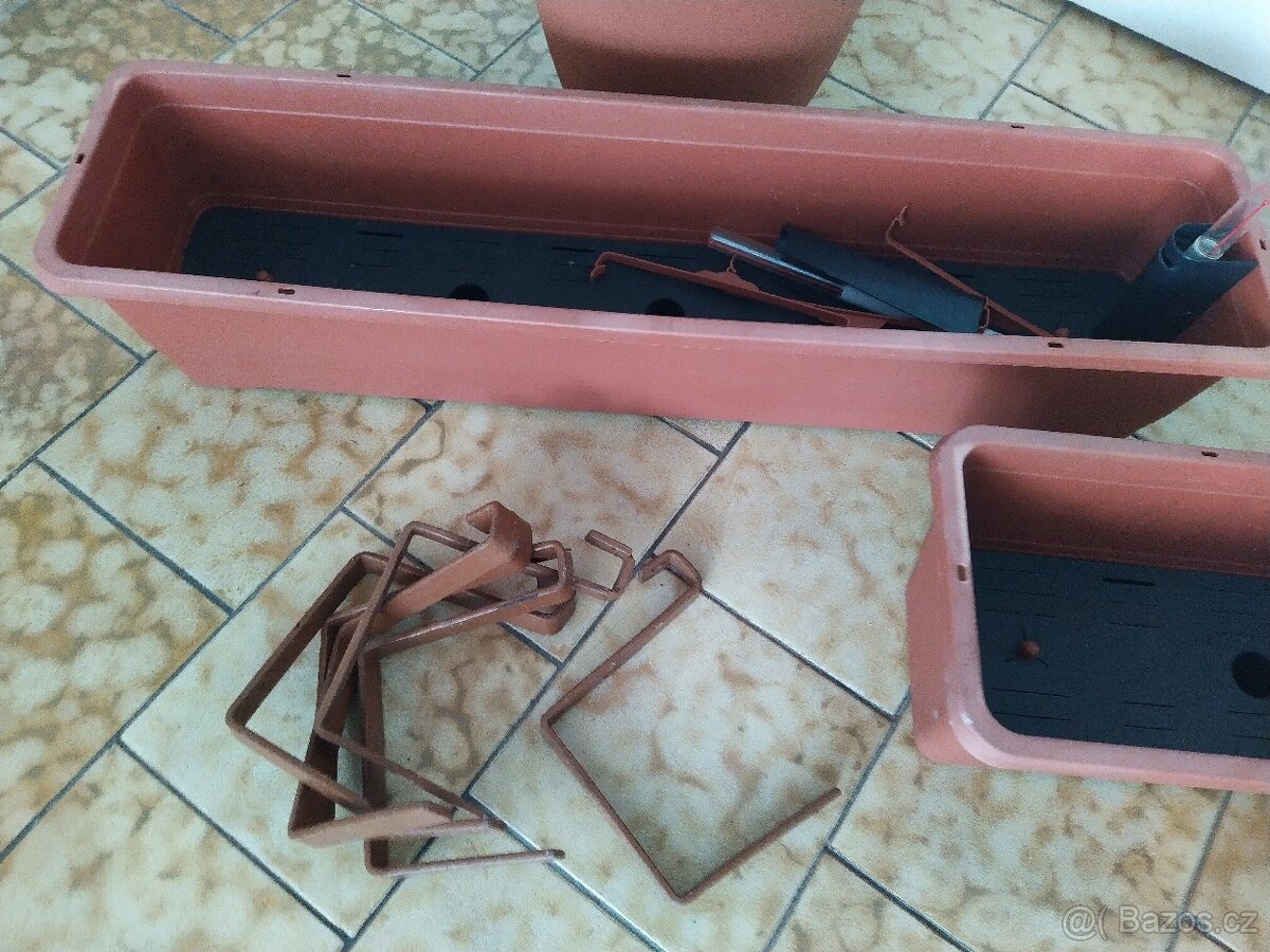 Samozavlažovací truhlíky + květináče - 3