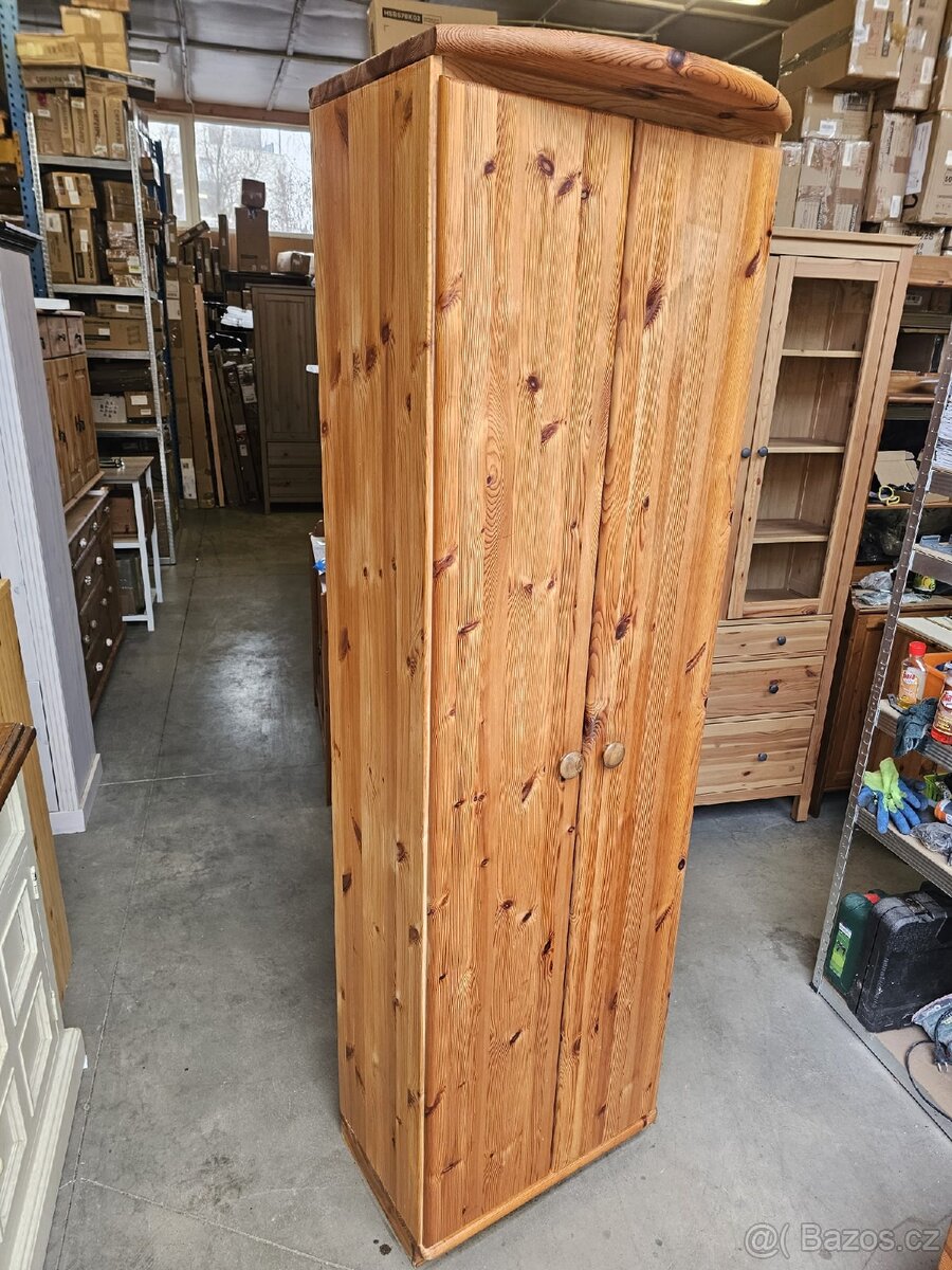 MASIVNÍ ŠATNÍ SKŘÍŇ - 3