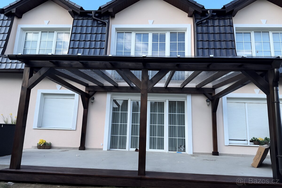 Masivní dřevěná pergola s čirým polykarbonátem – 5,5 × 4,35 - 3