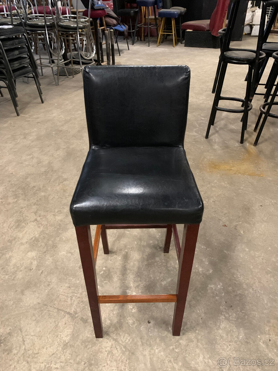 Dřevěná barová židle s černým polstrováním - 3