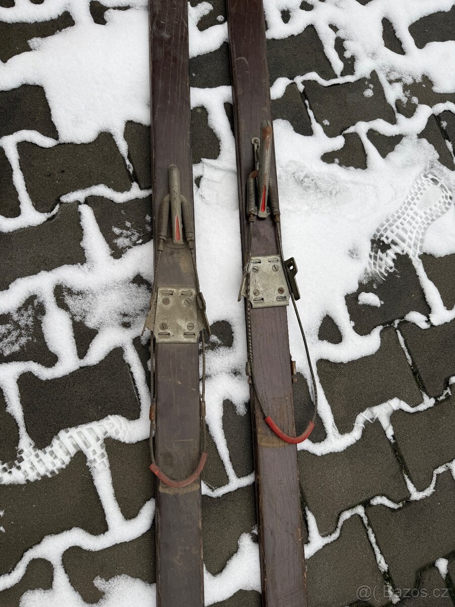 Staré lyže na dekoraci - 3