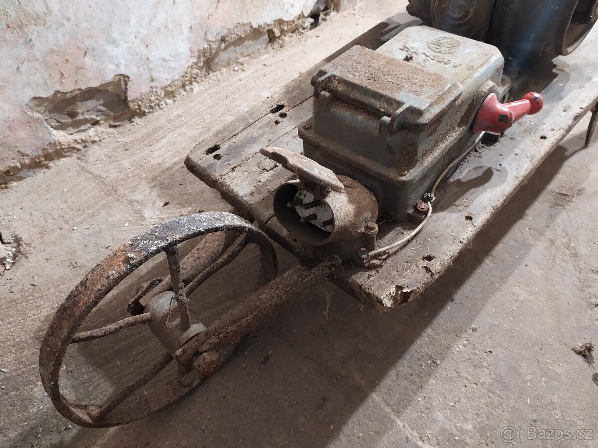 Elektromotor Sousedík na podvozku - 3