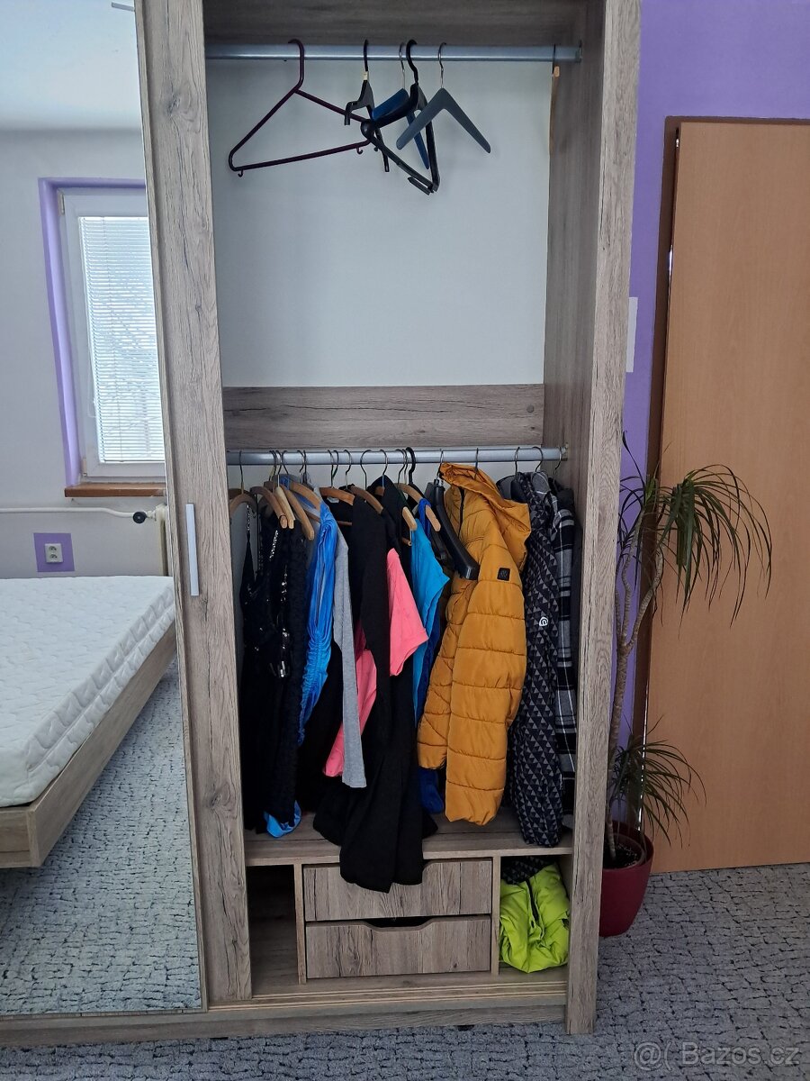 Velká skříň s posuvnými dveřmi - 3
