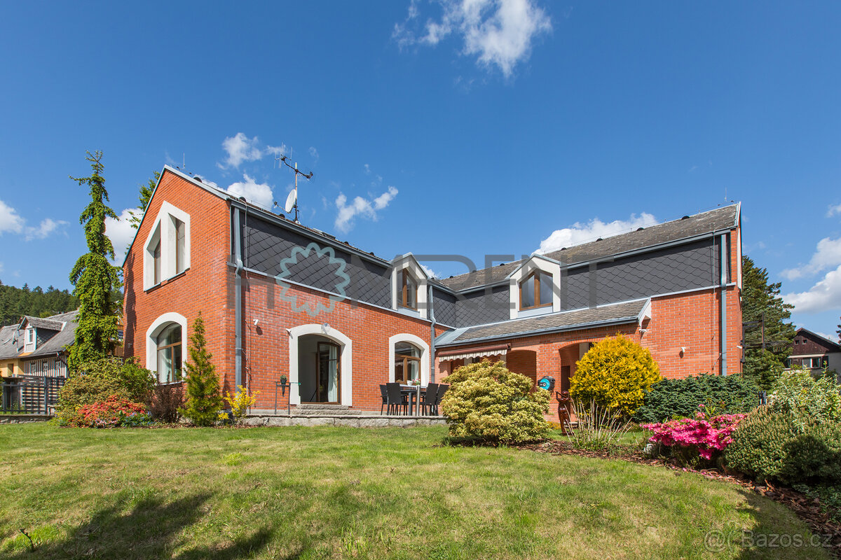 Exkluzivní rodinný dům 7+1, terasa, dvojgaráž, zahrada, u Je - 3