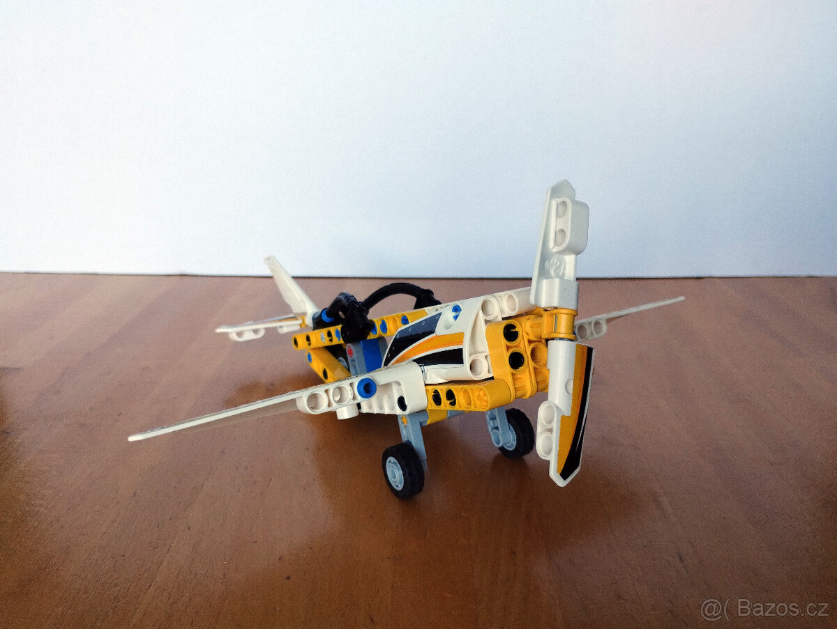 lego 42044 / Technic / Výstavní akrobatická stíhačka - 3