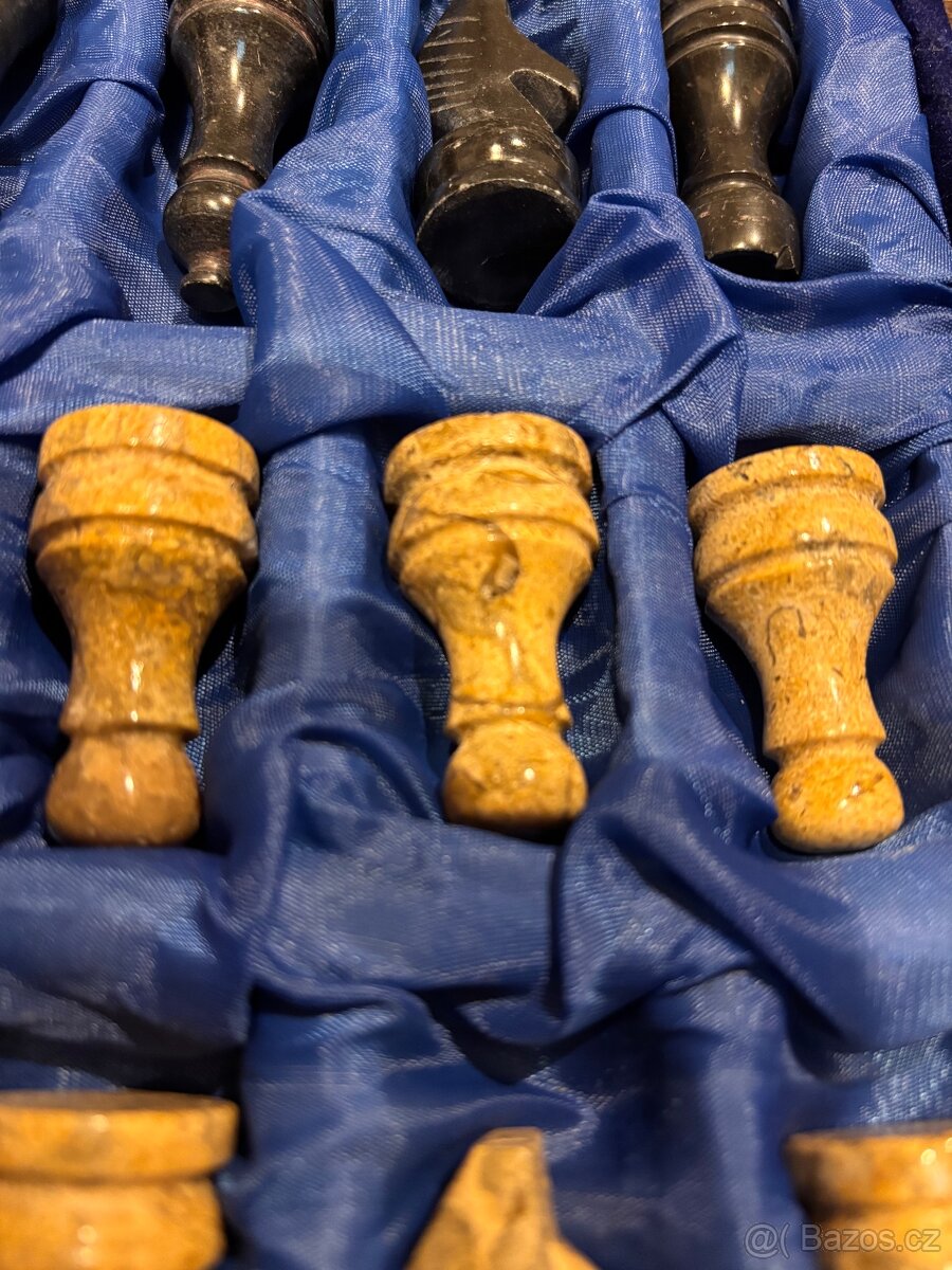 Šachy z fosilií, ruční práce - 3