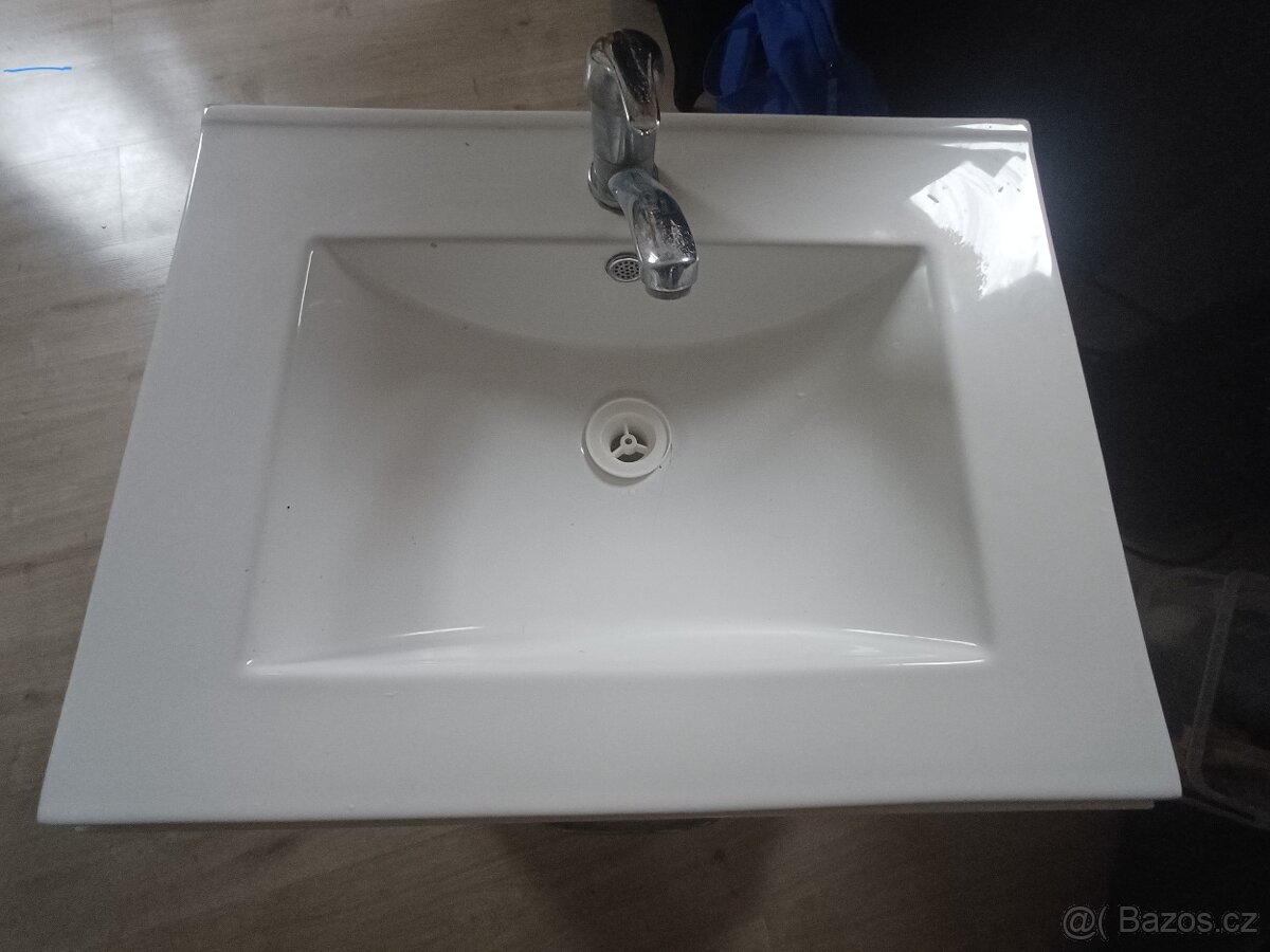 Závěsná skrinka s umyvadlem - 3