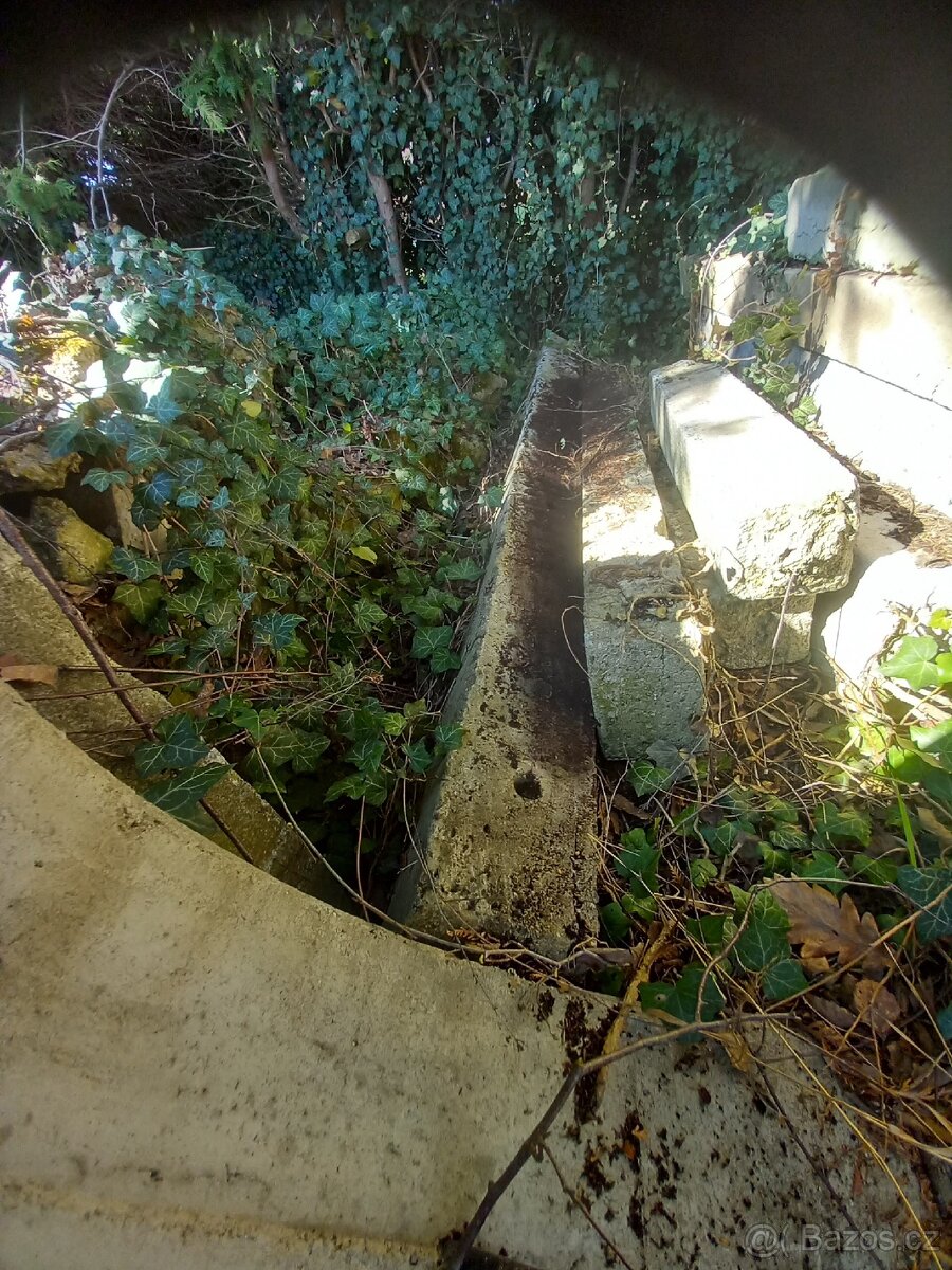 Betonová patka dřevěnného sloupu. - 3