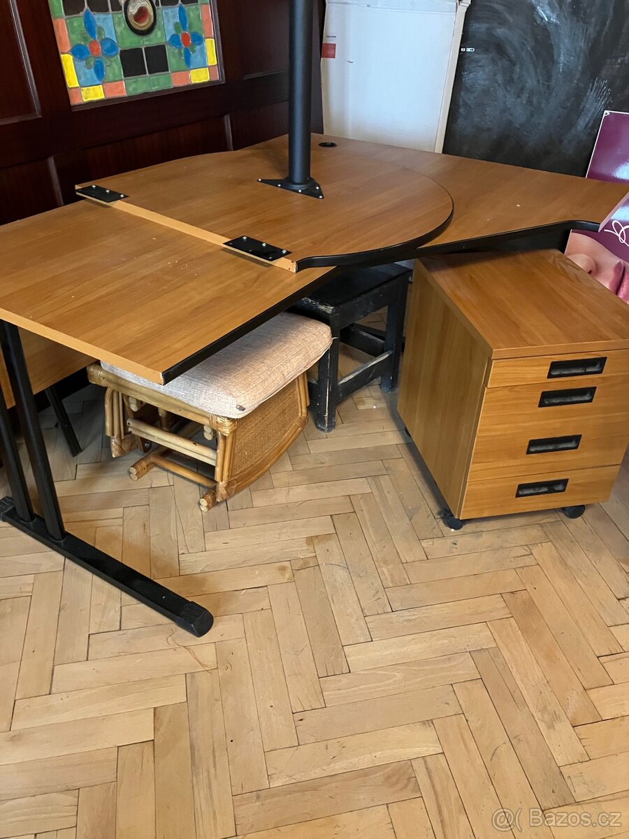 Kancelářské skříně a stoly - 3