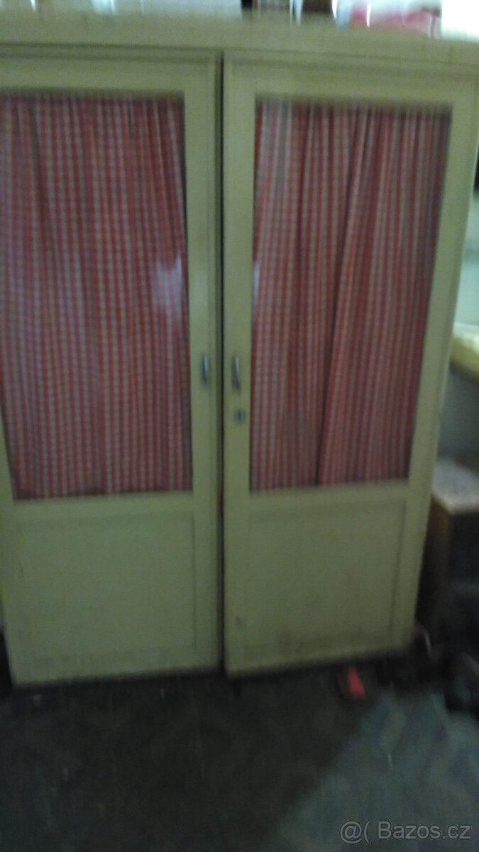 Starožitná skříň dřevěná prosklená - 3