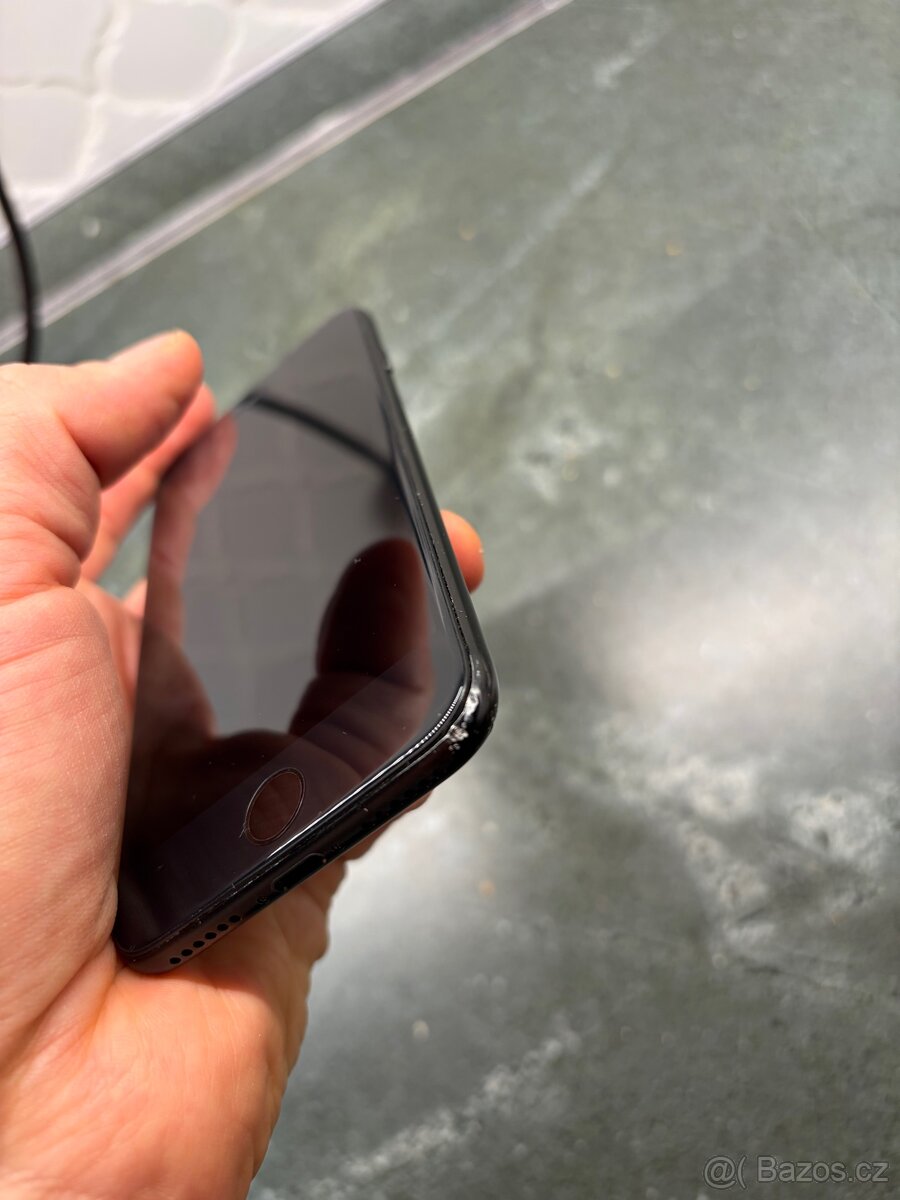 Apple iPhone 7 černý 32 GB - 3