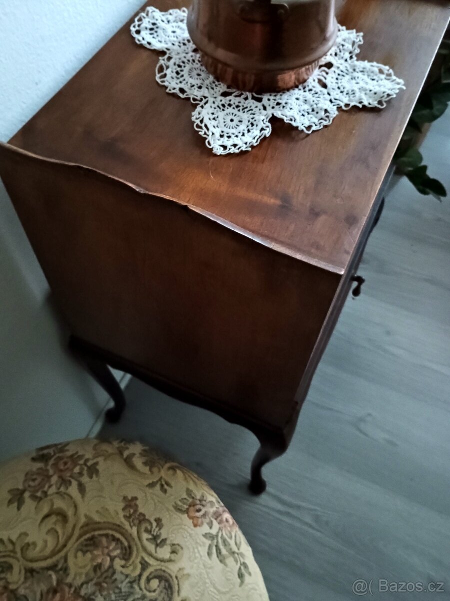 Starožitný malý stolek,komodka - 3