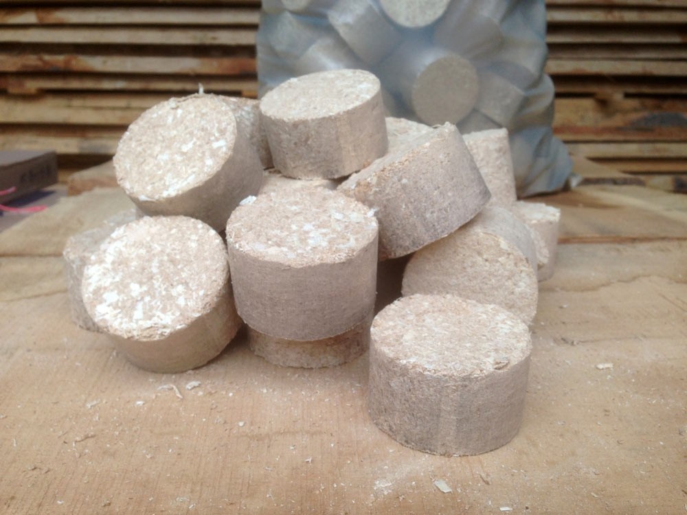 Dřevěné brikety z vysušeného dřeva DUB,BUK baleno po 20kg - 3