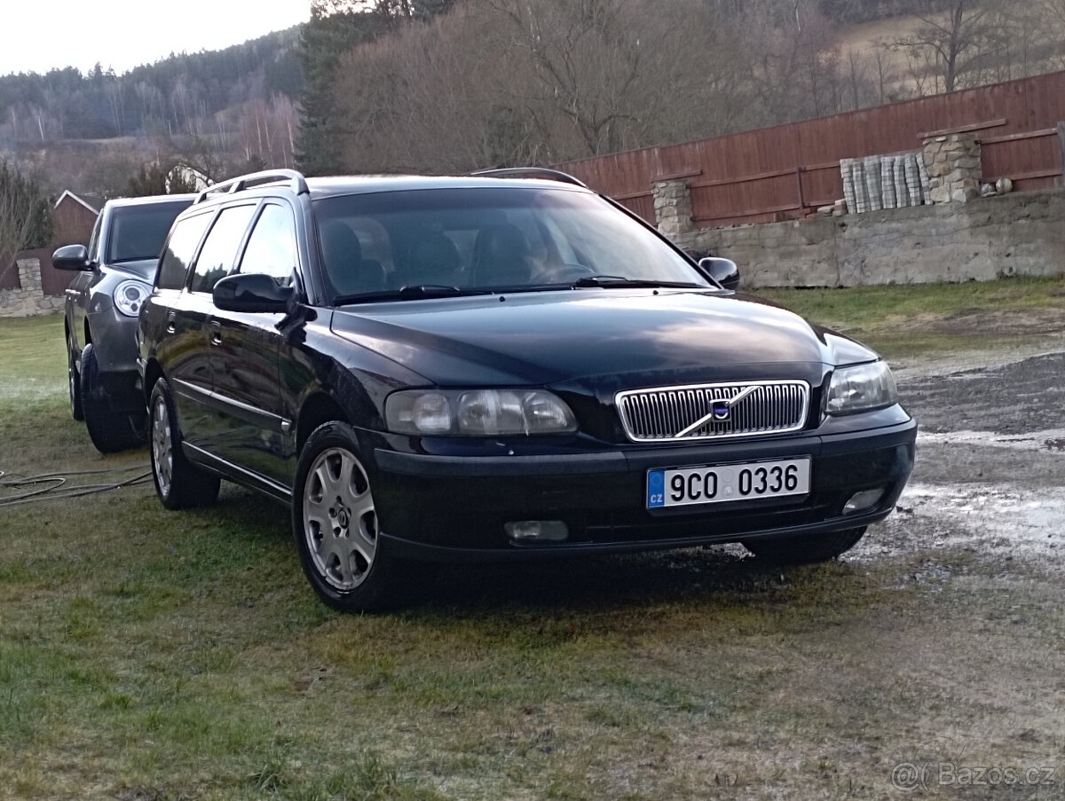 Prodám již celkem vzácné Volvo V70 2.3 T5 manuál 184 kW. - 3