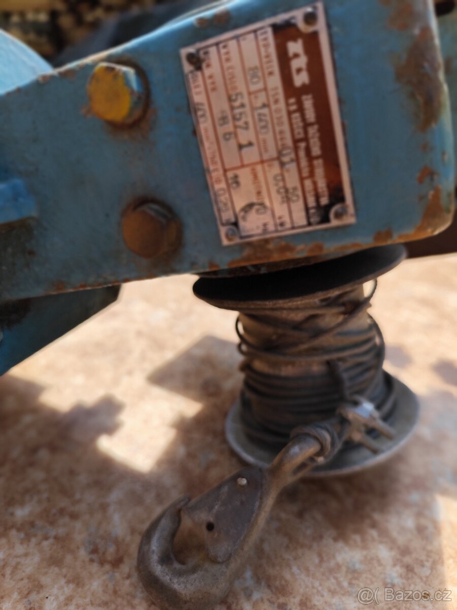 Elektromotor s převodovkou a navijákem. - 3