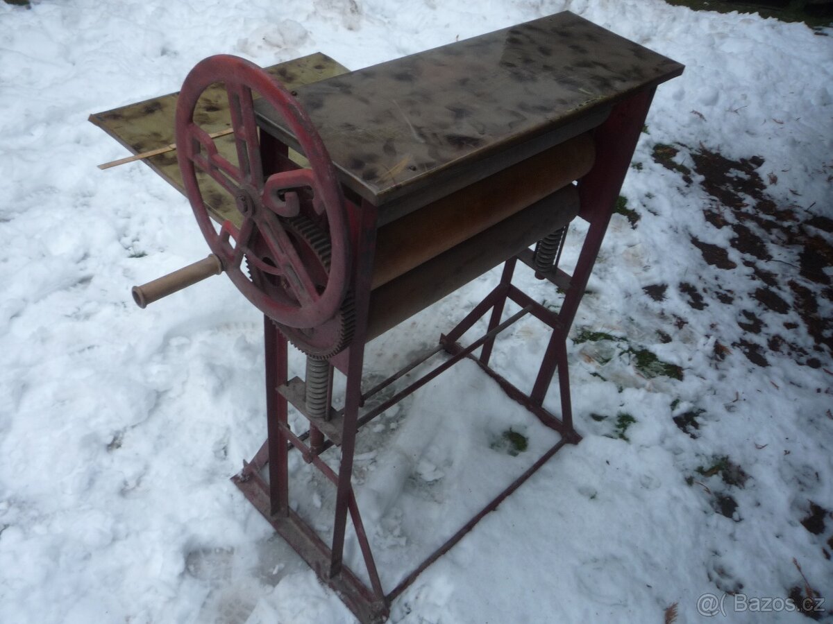 prodám litinovou výlevku, ruční mandl, litinové podstavce... - 3