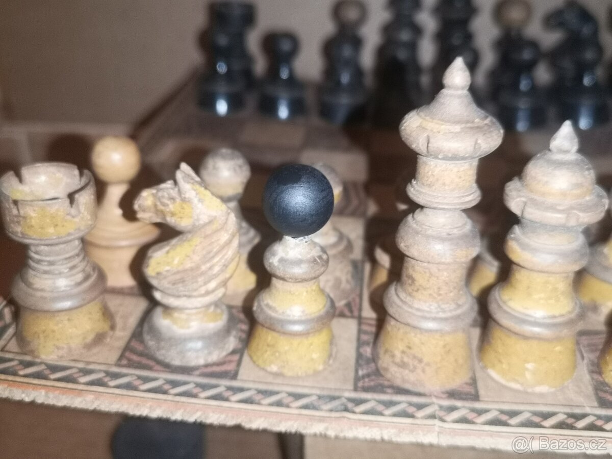 ŠACHY; staré dřevěné šachové figurky s patinou - komplet - 3