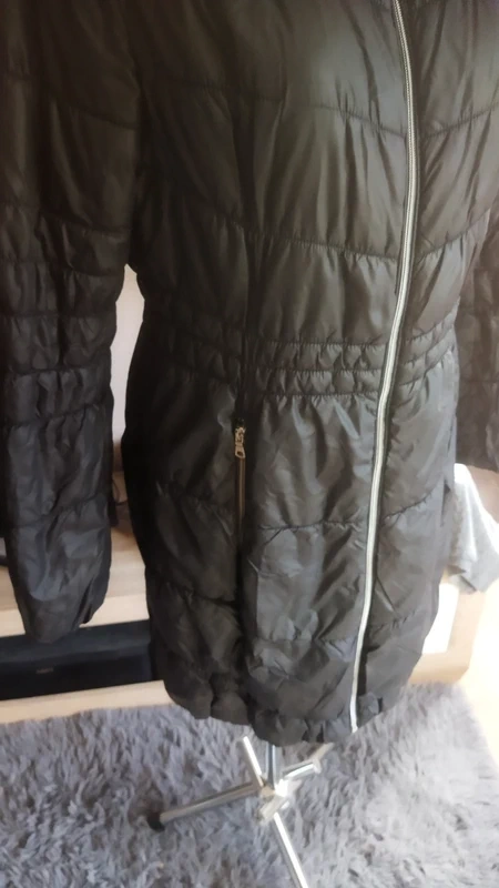 Prodám moc hezký černý prošívaný kabát s kapucí - 3