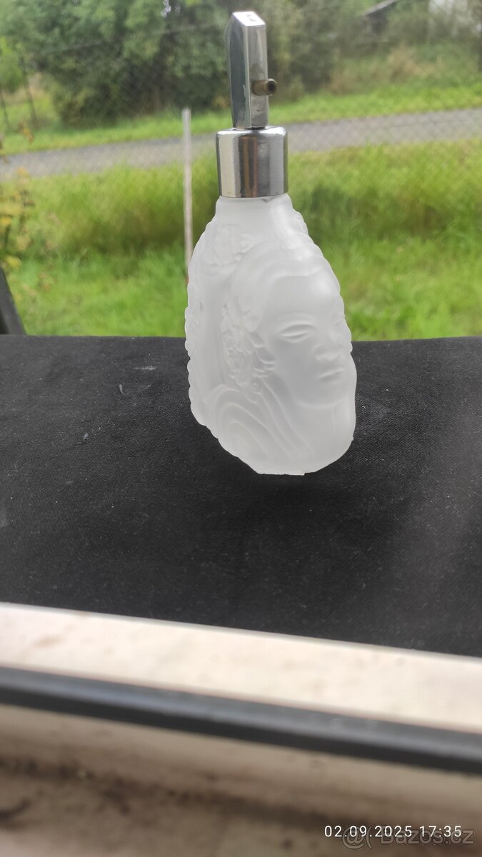 starý flakon s podobiznami - 3