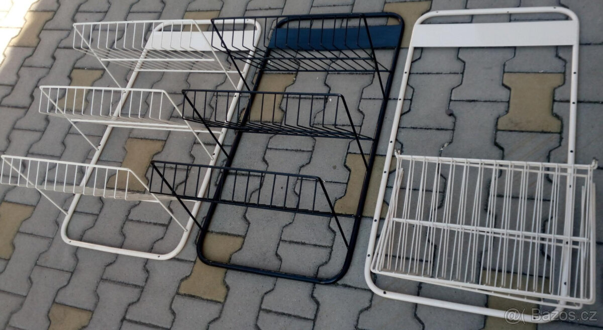 police nástěnná kovová s komaxit.nástřikem 60x30x120v. s 3 d - 3