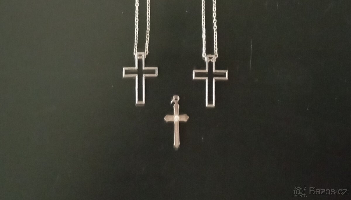 Řetízek s křížkem – 2 stejné kusy + jeden jiný - 3
