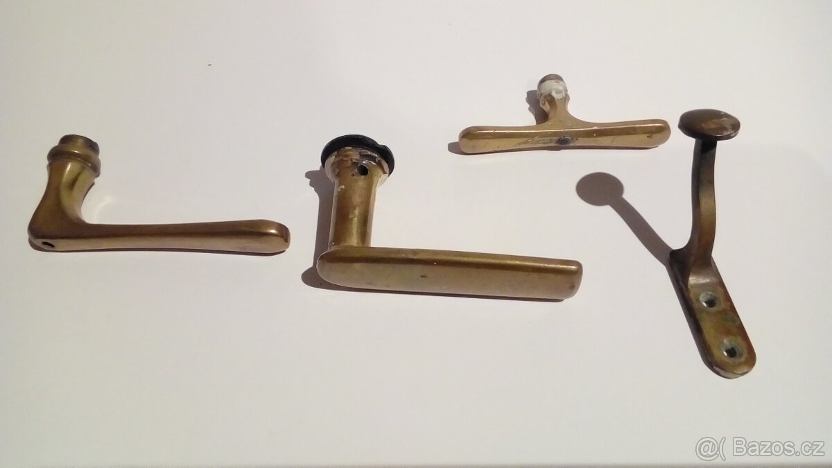 Starý šicí stroj BOBBIN. - 3